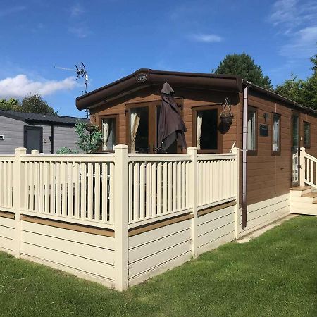 Brooksbank Lodge With Hot Tub Barmby on the Moor Exterior foto